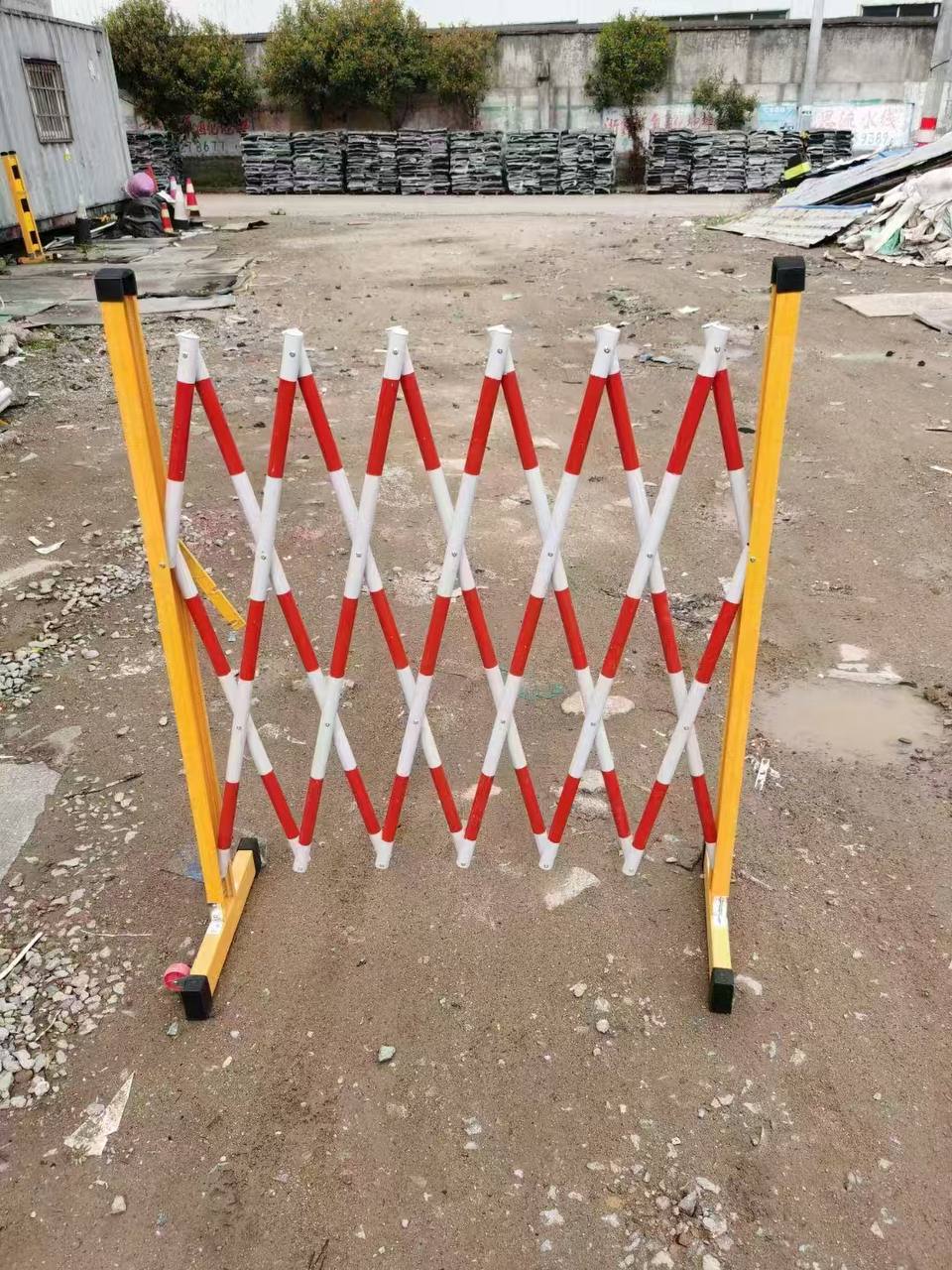 Дорожное временное ОГРАЖДЕНИЕ раздвижное передвижное мобильное "ГАРМОШКА ГИТАРА" жёлтый забор на колесах ПАРКОВОЧНЫЙ ФАН БАРЬЕР столбик